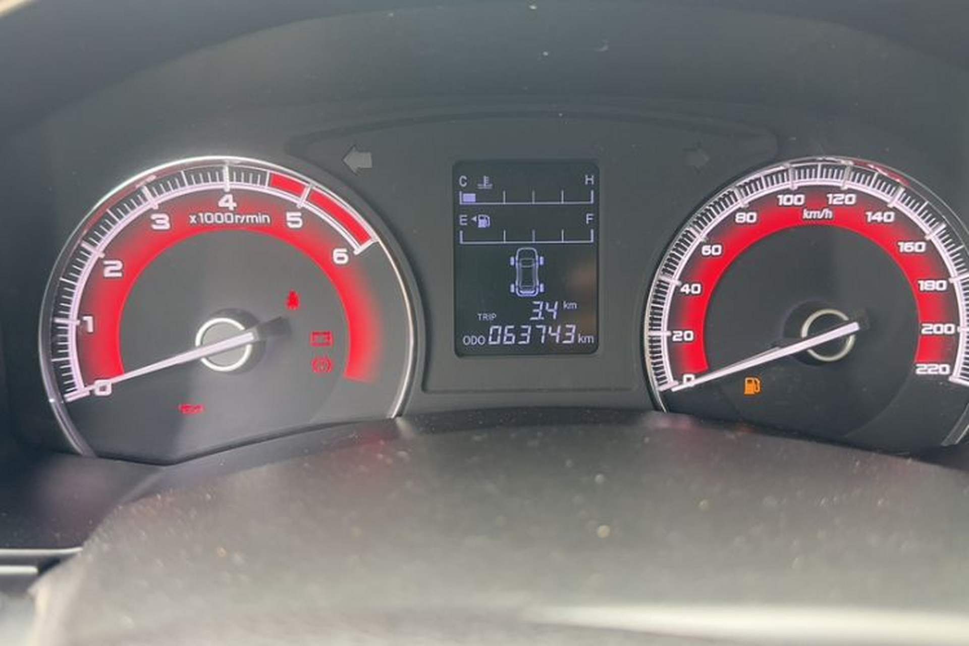 Used Isuzu D-MAX 2018 2.5T Four-Wheel Drive Base Version JE4D25Q5A Odometer Close Up