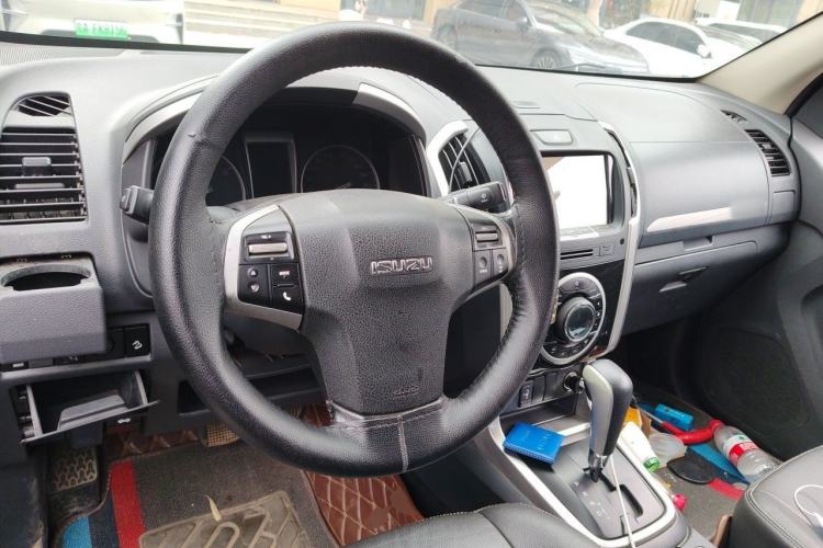 Used Isuzu D-MAX 2018 3.0T Four-Wheel Drive Automatic Ultra-Luxury Version 4JJ1-TC HI Steering Wheel