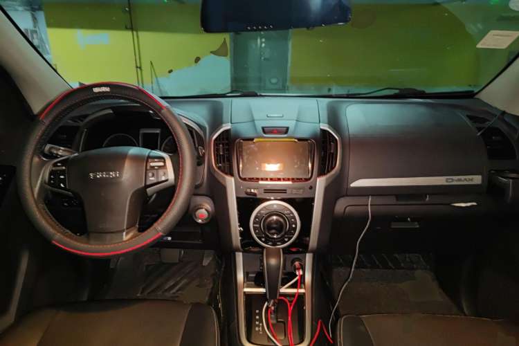 Used Isuzu D-MAX 2018 3.0T Four-Wheel Drive Automatic Ultra-Luxury Version 4JJ1-TC HI Center Console