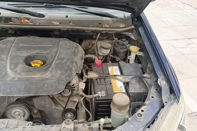 Used Isuzu D-MAX 2018 2.5T Two-Wheel-Drive Base Version JE4D25Q5A Engine Bay Left