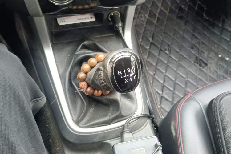 Used Isuzu D-MAX 2018 2.5T Two-Wheel-Drive Base Version JE4D25Q5A Gear Lever
