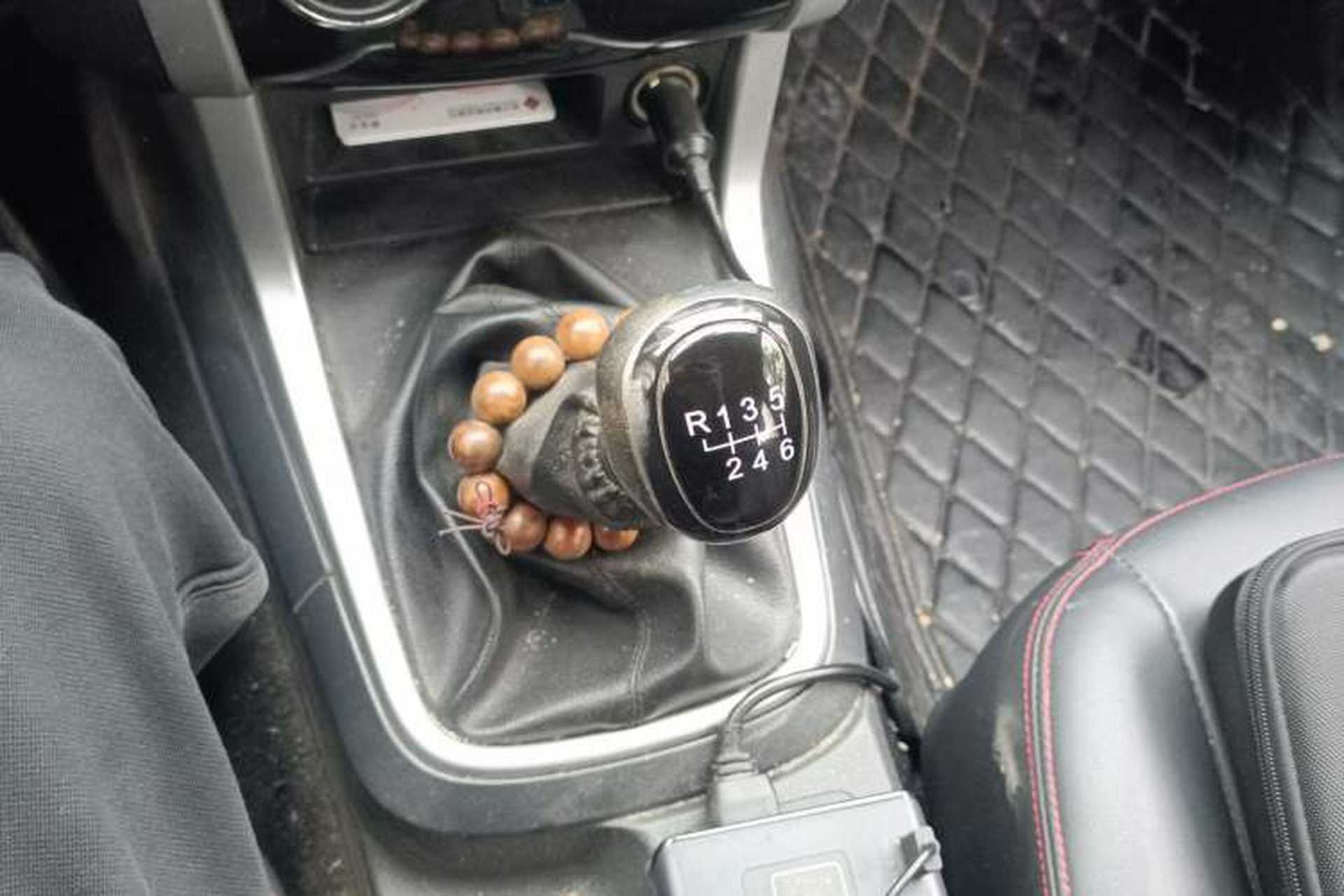 Used Isuzu D-MAX 2018 2.5T Two-Wheel-Drive Base Version JE4D25Q5A Gear Lever