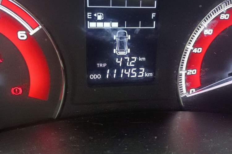 Used Isuzu D-MAX 2018 2.5T Two-Wheel-Drive Base Version JE4D25Q5A Odometer Close Up