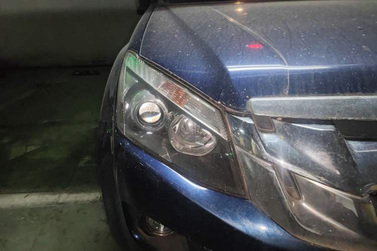 Used Isuzu D-MAX 2018 3.0T Four-Wheel Drive Automatic Ultra-Luxury Version 4JJ1-TC HI Right Front Headlight