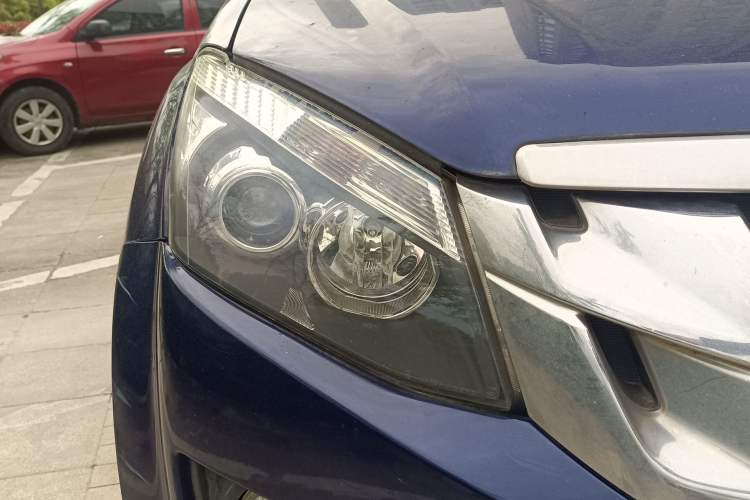 Used Isuzu D-MAX 2018 2.5T Two-Wheel-Drive Base Version JE4D25Q5A Right Front Headlight