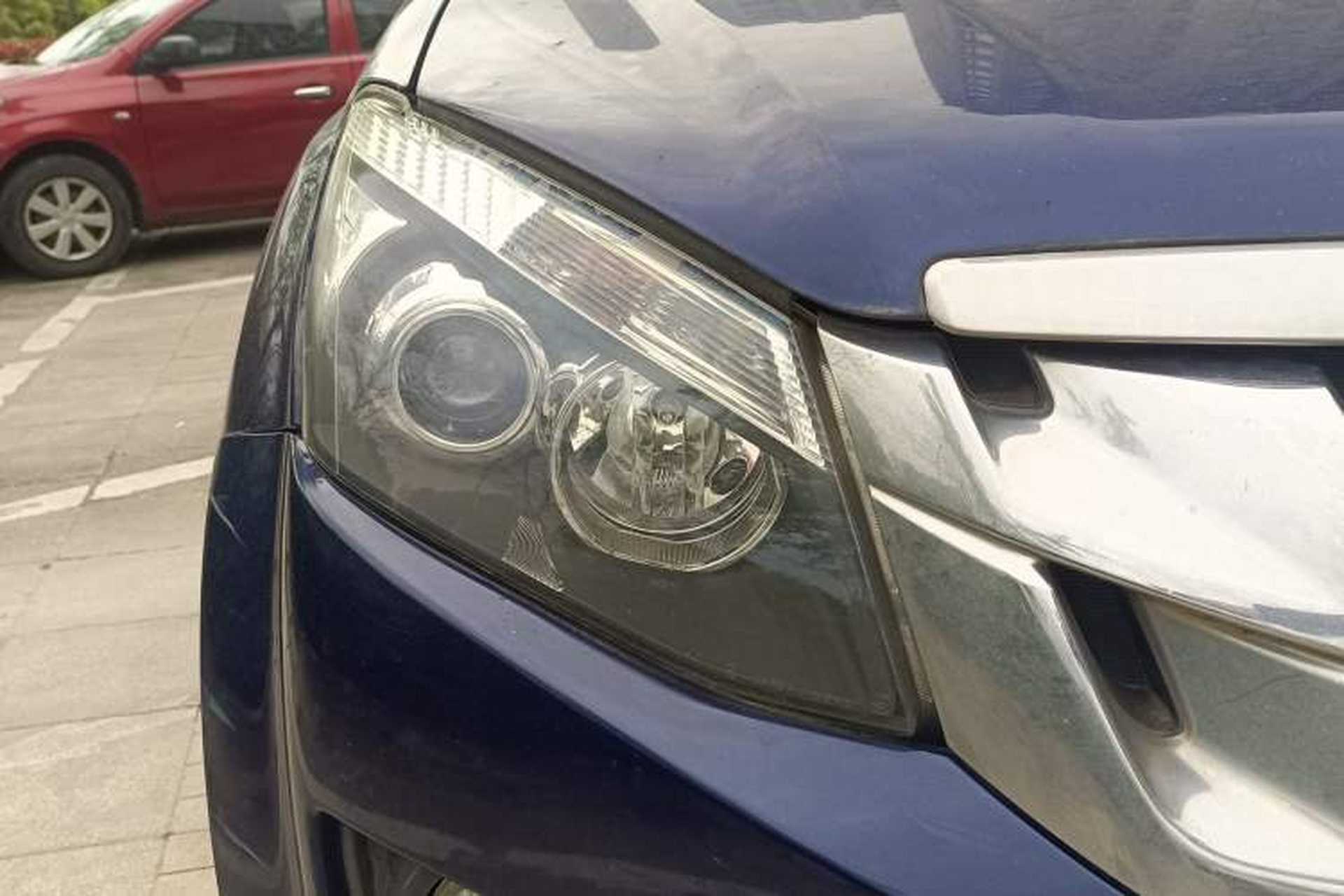 Used Isuzu D-MAX 2018 2.5T Two-Wheel-Drive Base Version JE4D25Q5A Right Front Headlight