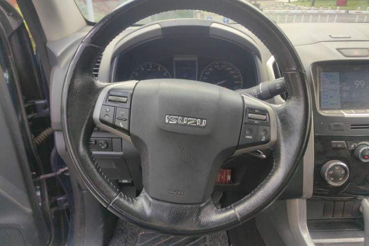 Used Isuzu D-MAX 2018 3.0T Two-Wheel Drive Automatic Elite Version 4JJ1-TC HI Steering Wheel
