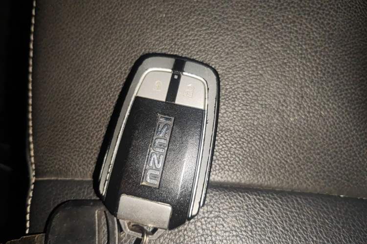 Used Isuzu D-MAX 2018 3.0T Four-Wheel Drive Automatic Ultra-Luxury Version 4JJ1-TC HI Vehicle Key
