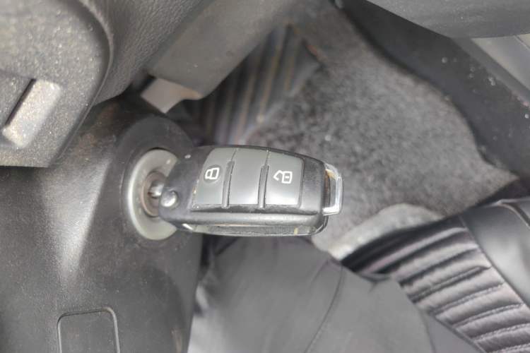 Used Isuzu D-MAX 2018 3.0T Two-Wheel Drive Automatic Elite Version 4JJ1-TC HI Vehicle Key