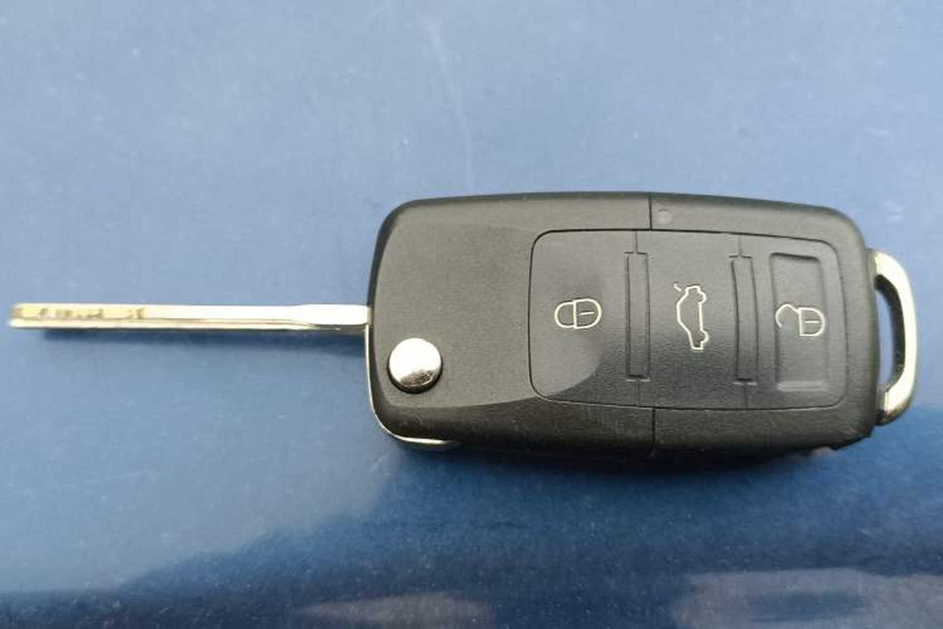Used Isuzu D-MAX 2018 2.5T Two-Wheel-Drive Base Version JE4D25Q5A Vehicle Key