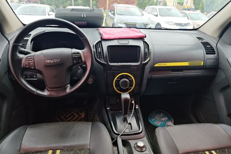 Used Isuzu D-MAX 2018 3.0T Four-Wheel Drive Automatic X-POWER Edition 4JJ1-TC HI Center Console