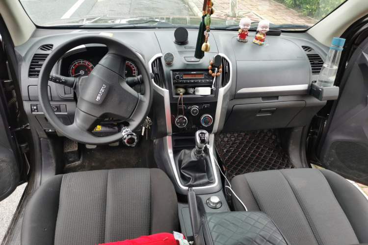 Used Isuzu D-MAX 2018 2.5T Four-Wheel Drive Base Version Extended Length JE4D25Q5A Interior 2
