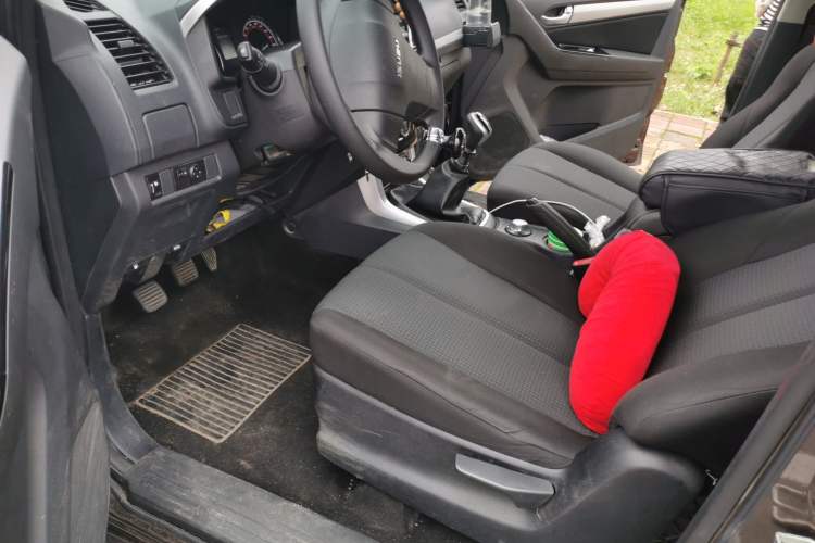 Used Isuzu D-MAX 2018 2.5T Four-Wheel Drive Base Version Extended Length JE4D25Q5A Interior 3