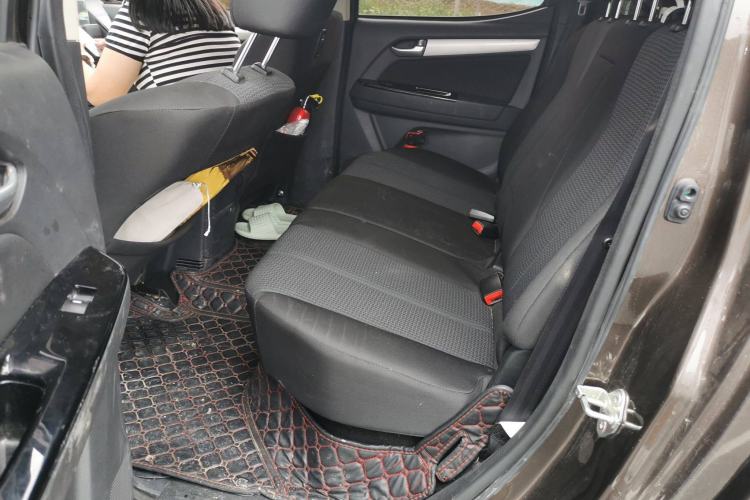 Used Isuzu D-MAX 2018 2.5T Four-Wheel Drive Base Version Extended Length JE4D25Q5A Interior 4