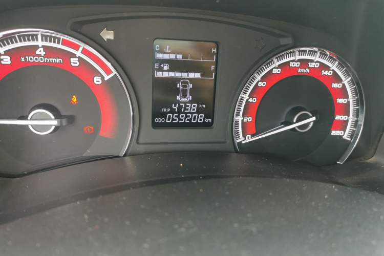 Used Isuzu D-MAX 2018 2.5T Four-Wheel Drive Base Version Extended Length JE4D25Q5A Odometer Close Up
