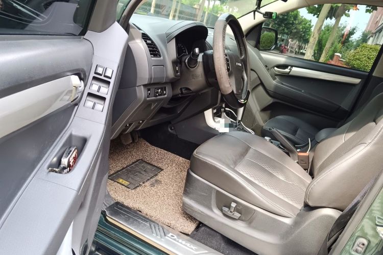 Used Isuzu D-MAX 2018 3.0T Four-Wheel Drive Automatic Ultra-Luxury Version 4JJ1-TC HI Driver Seat