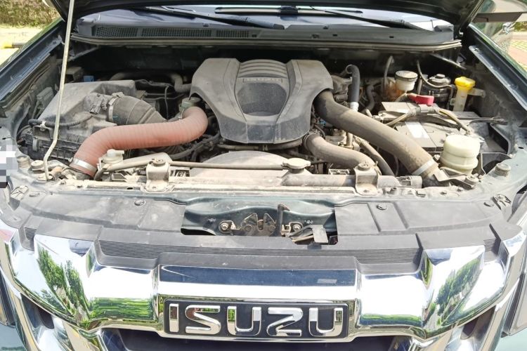 Used Isuzu D-MAX 2018 3.0T Four-Wheel Drive Automatic Ultra-Luxury Version 4JJ1-TC HI Engine Bay