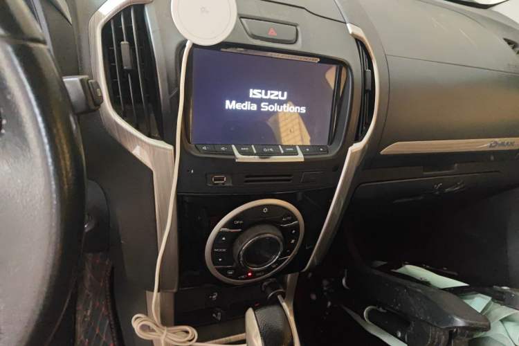 Used Isuzu D-MAX 2018 3.0T Four-Wheel Drive Automatic Ultra-Luxury Version 4JJ1-TC HI Audio And AC Panel