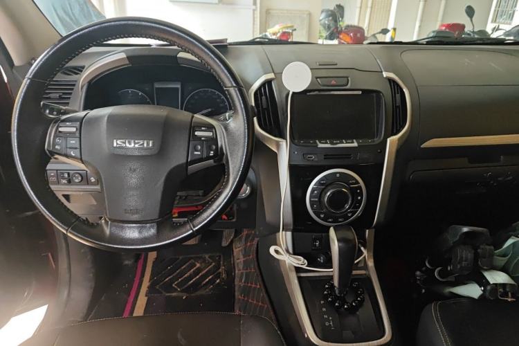 Used Isuzu D-MAX 2018 3.0T Four-Wheel Drive Automatic Ultra-Luxury Version 4JJ1-TC HI Center Console