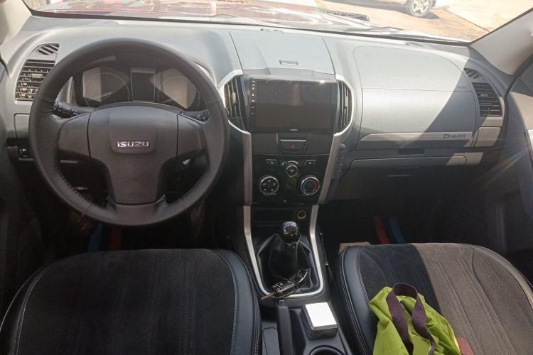 Used Isuzu D-MAX 2018 3.0T Four-Wheel Drive Manual Base Version 4JJ1-TC HI Center Console
