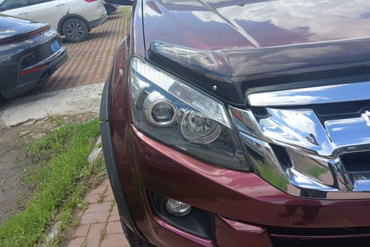 Used Isuzu D-MAX 2018 3.0T Four-Wheel Drive Manual Base Version 4JJ1-TC HI Right Front Headlight