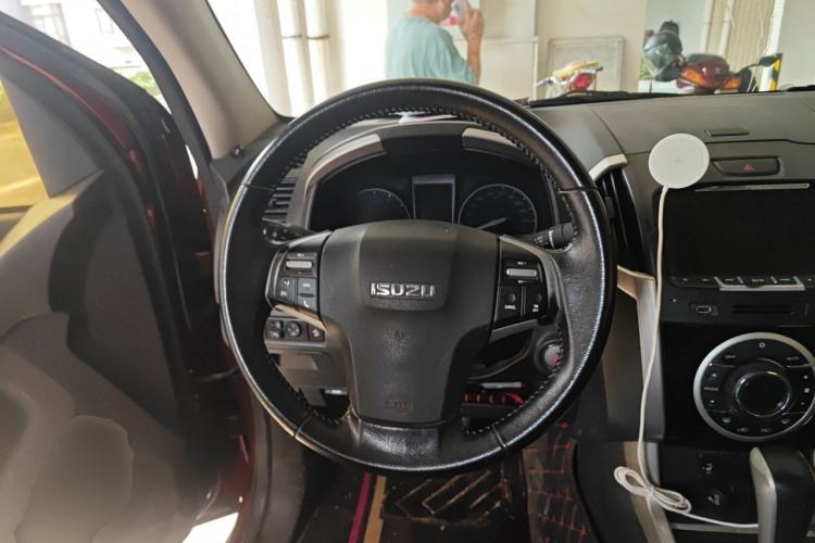 Used Isuzu D-MAX 2018 3.0T Four-Wheel Drive Automatic Ultra-Luxury Version 4JJ1-TC HI Steering Wheel