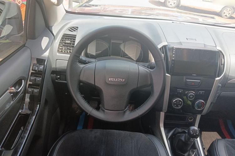 Used Isuzu D-MAX 2018 3.0T Four-Wheel Drive Manual Base Version 4JJ1-TC HI Steering Wheel