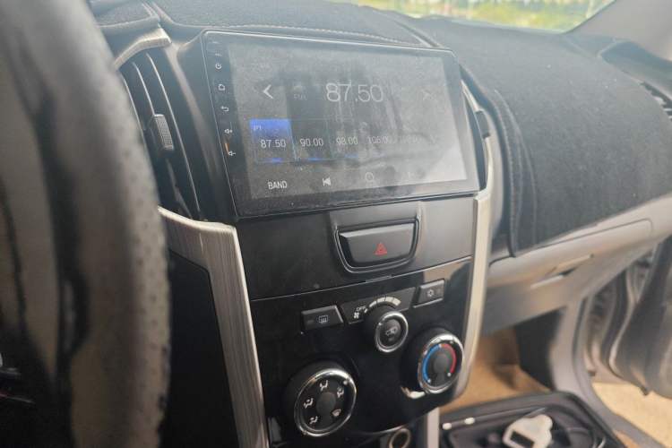 Used Isuzu D-MAX 2018 3.0T Four-Wheel Drive Manual Base Version 4JJ1-TC HI Audio And AC Panel