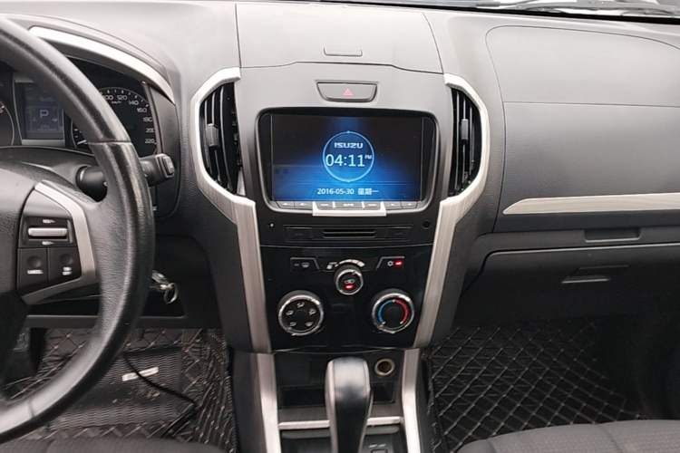Used Isuzu D-MAX 2018 3.0T Two-Wheel Drive Automatic Elite Version 4JJ1-TC HI Audio And AC Panel