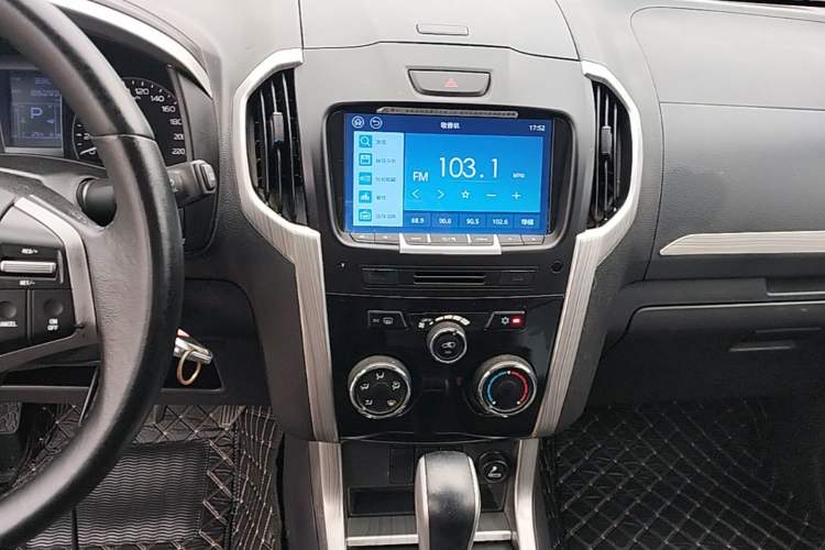 Used Isuzu D-MAX 2018 3.0T Two-Wheel Drive Automatic Elite Version 4JJ1-TC HI Audio And AC Panel