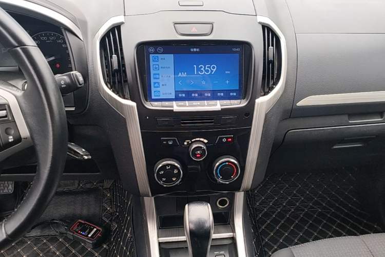 Used Isuzu D-MAX 2018 3.0T Two-Wheel Drive Automatic Elite Version 4JJ1-TC HI Audio And AC Panel