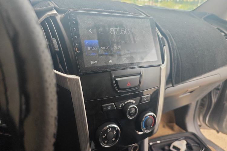Used Isuzu D-MAX 2018 3.0T Four-Wheel Drive Manual Base Version 4JJ1-TC HI Audio And AC Panel