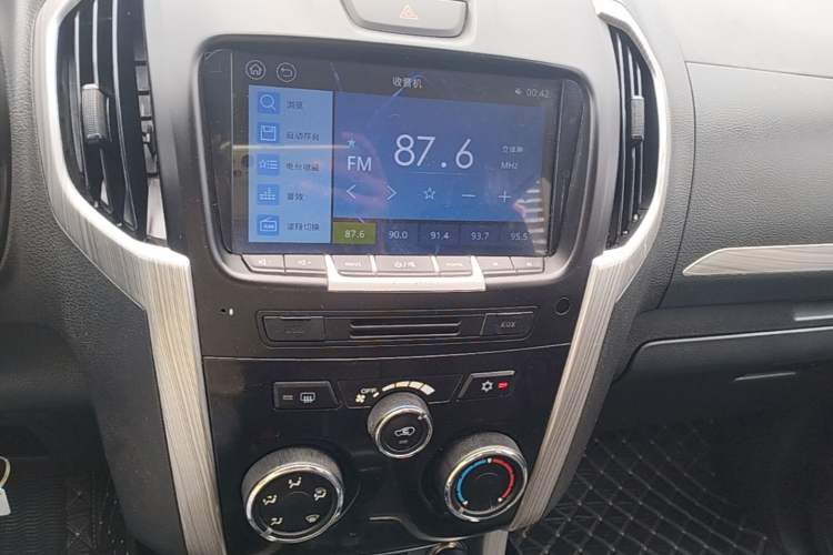 Used Isuzu D-MAX 2018 3.0T Two-Wheel Drive Automatic Elite Version 4JJ1-TC HI Audio And AC Panel