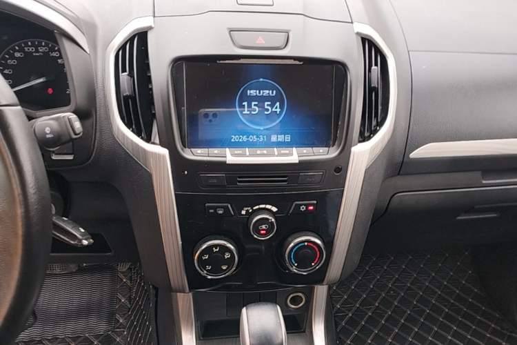 Used Isuzu D-MAX 2018 3.0T Two-Wheel Drive Automatic Elite Version 4JJ1-TC HI Audio And AC Panel