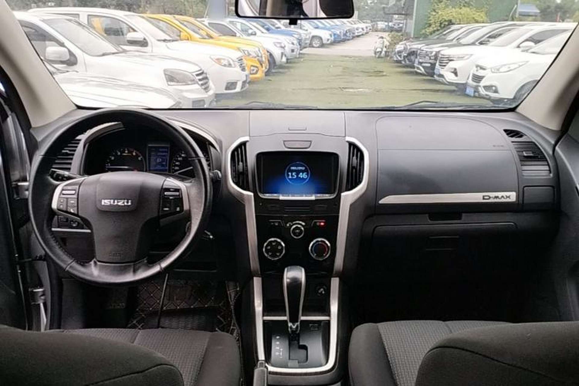 Used Isuzu D-MAX 2018 3.0T Two-Wheel Drive Automatic Elite Version 4JJ1-TC HI Center Console
