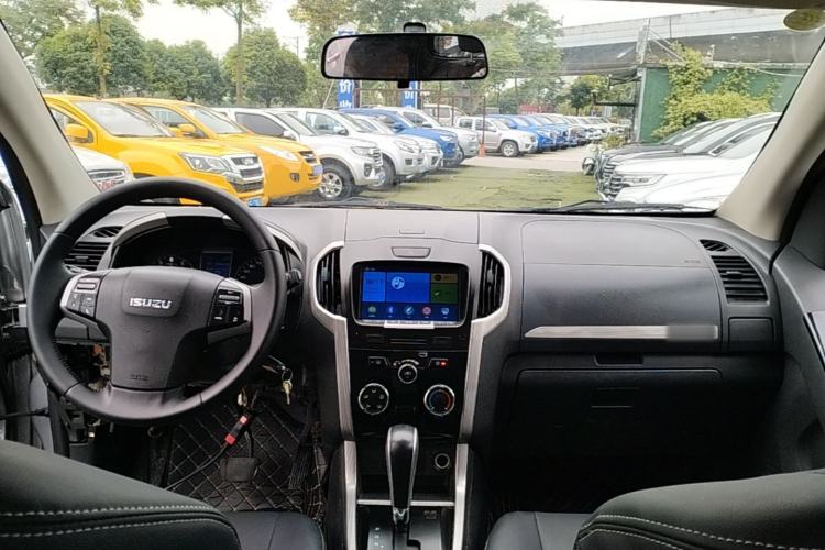 Used Isuzu D-MAX 2018 3.0T Two-Wheel Drive Automatic Elite Version 4JJ1-TC HI Center Console