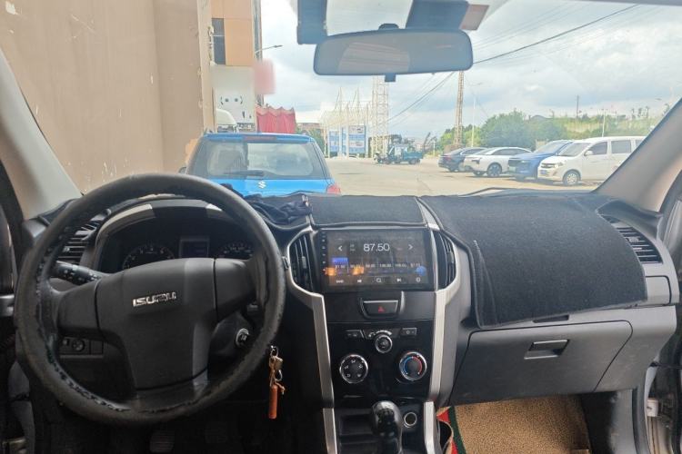 Used Isuzu D-MAX 2018 3.0T Four-Wheel Drive Manual Base Version 4JJ1-TC HI Center Console