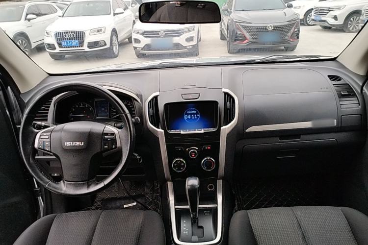 Used Isuzu D-MAX 2018 3.0T Two-Wheel Drive Automatic Elite Version 4JJ1-TC HI Center Console