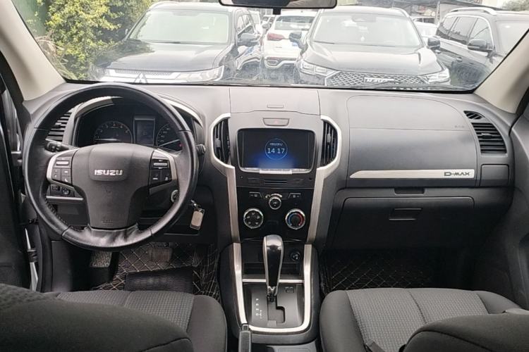 Used Isuzu D-MAX 2018 3.0T Two-Wheel Drive Automatic Elite Version 4JJ1-TC HI Center Console
