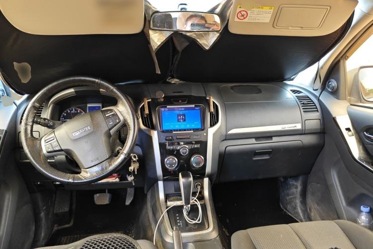 Used Isuzu D-MAX 2018 3.0T Two-Wheel Drive Automatic Elite Version 4JJ1-TC HI Center Console