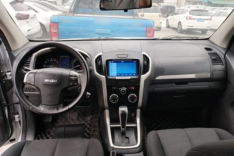 Used Isuzu D-MAX 2018 3.0T Two-Wheel Drive Automatic Elite Version 4JJ1-TC HI Center Console