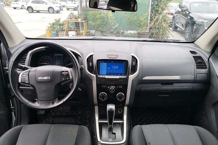Used Isuzu D-MAX 2018 3.0T Two-Wheel Drive Automatic Elite Version 4JJ1-TC HI Center Console