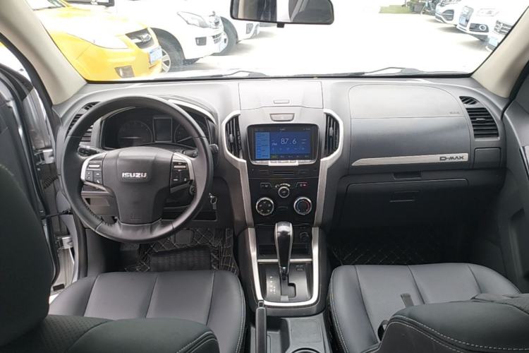 Used Isuzu D-MAX 2018 3.0T Two-Wheel Drive Automatic Elite Version 4JJ1-TC HI Center Console