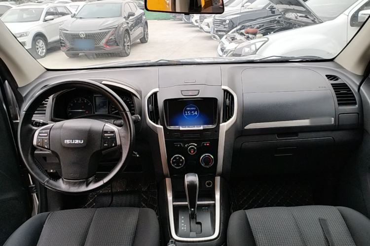 Used Isuzu D-MAX 2018 3.0T Two-Wheel Drive Automatic Elite Version 4JJ1-TC HI Center Console