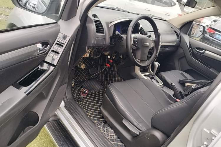 Used Isuzu D-MAX 2018 3.0T Two-Wheel Drive Automatic Elite Version 4JJ1-TC HI Driver Seat