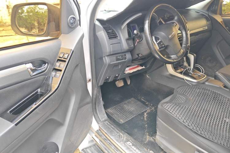 Used Isuzu D-MAX 2018 3.0T Two-Wheel Drive Automatic Elite Version 4JJ1-TC HI Driver Seat