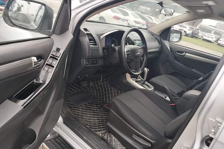 Used Isuzu D-MAX 2018 3.0T Two-Wheel Drive Automatic Elite Version 4JJ1-TC HI Driver Seat