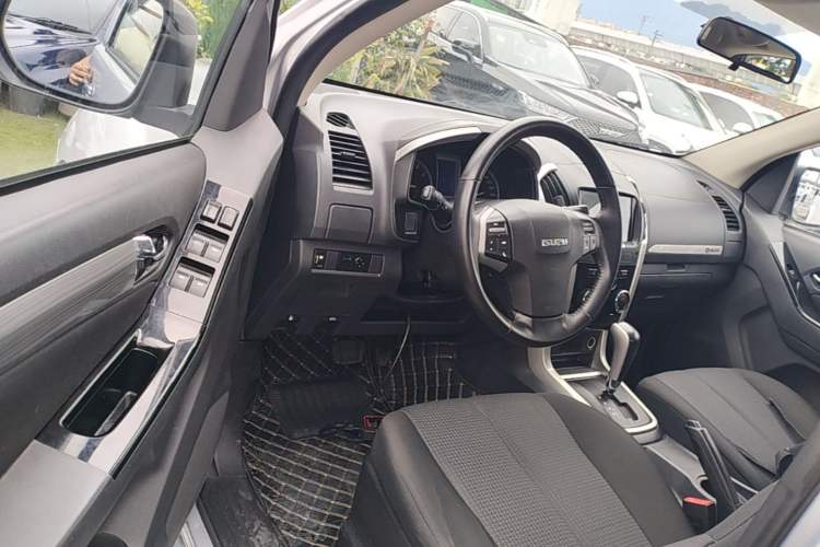Used Isuzu D-MAX 2018 3.0T Two-Wheel Drive Automatic Elite Version 4JJ1-TC HI Driver Seat