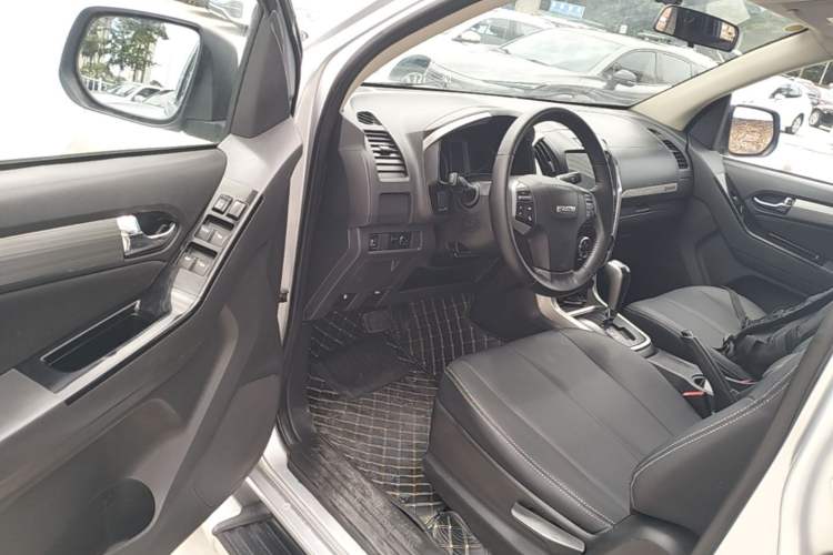 Used Isuzu D-MAX 2018 3.0T Two-Wheel Drive Automatic Elite Version 4JJ1-TC HI Driver Seat