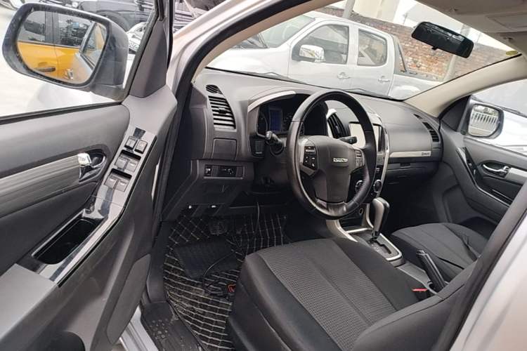 Used Isuzu D-MAX 2018 3.0T Two-Wheel Drive Automatic Elite Version 4JJ1-TC HI Driver Seat
